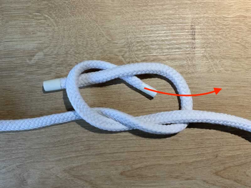 Reffstich und Doppelstich Knoten binden. So funktioniert Schritt 4.
