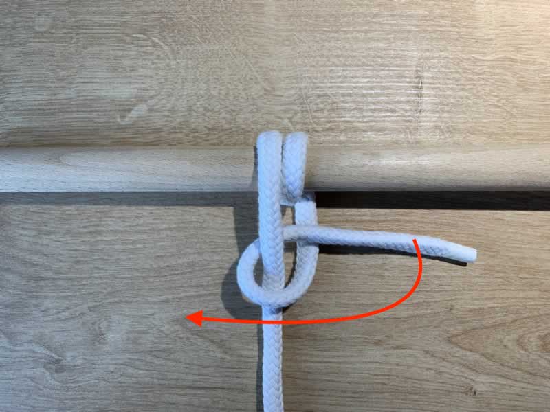 So kannst du ein Seil an einem Gegenstand befestigen. Schritt 4